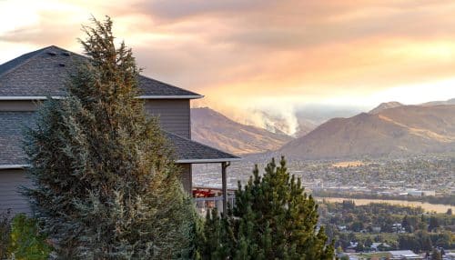 Wildfire in Wenatchee Washington causing a smoke cloud over the city.